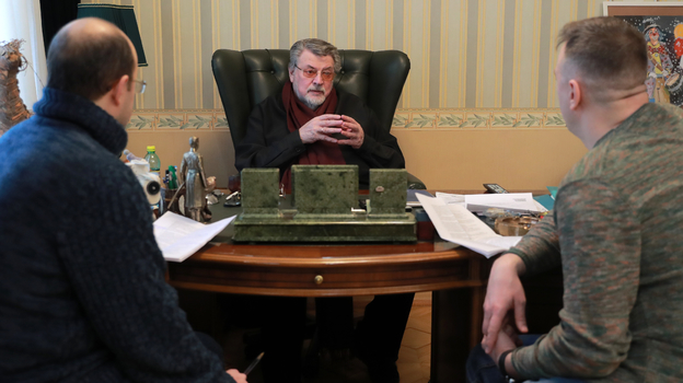 Февраль 2020 года. Александр Ширвиндт в своем рабочем кабинете дает интервью обозревателям «Спорт-Экспресс» Александру Кружкову и Юрию Голышаку.