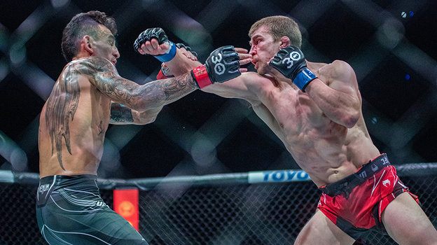 Бой Макса Холлоуэя и Арнольда Аллена.