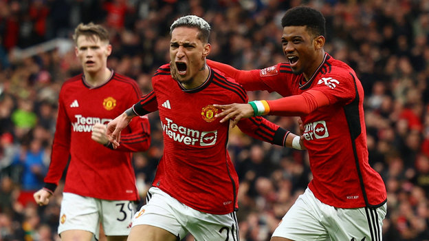 Антони и Амад Диалло празднуют гол в ворота «Ливерпуля». Антони и Амад Диалло