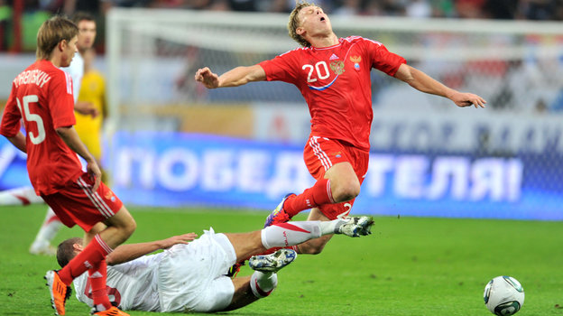 Дмитрий Торбинский и Павел Погребняк в матче против сборной Сербии в 2011 году.