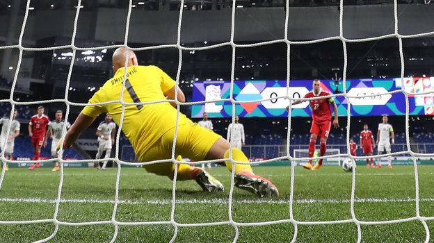 Артем Дзюба забивает гол с пенальти в ворота Марко Дмитровича в 2020 году.