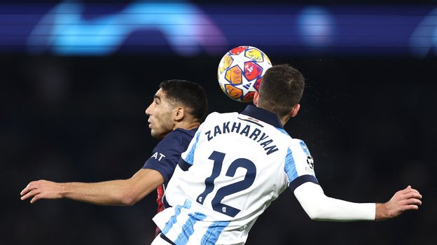Арсен Захарян в матче плей-офф Лиги чемпионов между «Реал Сосьедад» и «ПСЖ».
