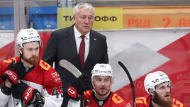 Михаил Кравец с игроками «Авангарда»