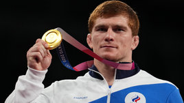 Олимпийского чемпиона не допускают до квалификации Игр-2024. Все из-за фото на фоне плаката «Zа мир без нацизма»