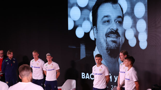 Минута молчания памяти Василия Уткина во время Ток-шоу сборной России.