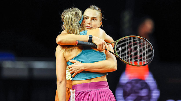 Арина Соболенко обнимается с Паулой Бадосой.