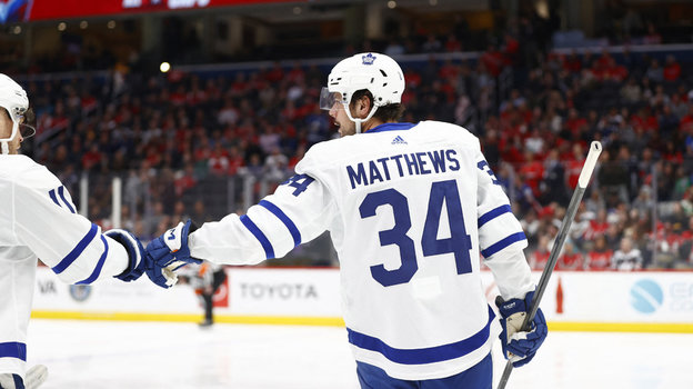 Остон Мэттьюс (№34) после гола в матче «Вашингтон» — «Торонто».