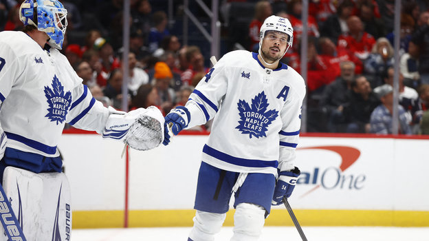 Остон Мэттьюс (№34) и Джозеф Уолл.