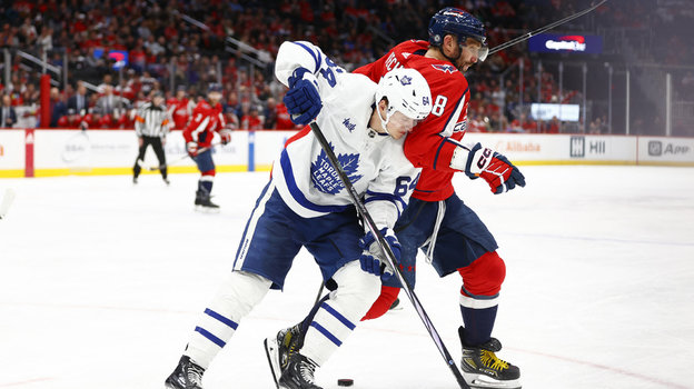 Александр Овечкин (№8) против Дэвида Кампфа.