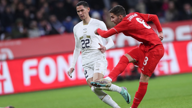 Арсен Захарян бьет по воротам сербов.