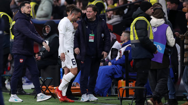 Милан Гайич. Футболист Милан Гайич покидает поле после удаления в матче Россия - Сербия