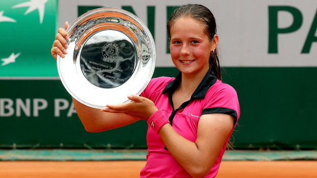 Дарья Касаткина с трофеем Открытого чемпионата Франции в 2014 году. Теннисистка Дарья Касаткина с трофеем Открытого чемпионата Франции в 2014 году