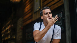 Мужчина свистит.