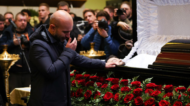 Нобель Арустамян на прощании с Василием Уткиным. Нобель Арустамян на прощании с Василием Уткиным