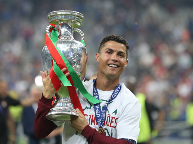 Криштиану Роналду с трофеем чемпионата Европы-2016. Криштиану Роналду с трофеем чемпионата Европы-2016