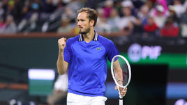 Медведев успешно начал защиту титула в Майами. Его не смутили дождь и переносы матча