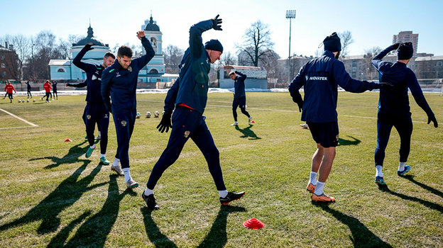 Футболисты сборной России готовятся к несостоявшемуся матчу с Парагваем.