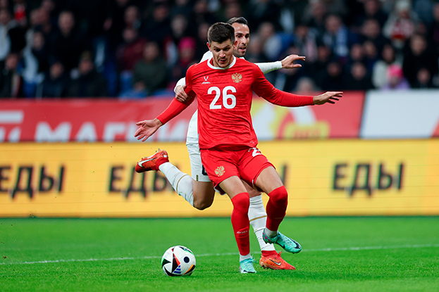 Даниил Хлусевич и Милан Гайич. Даниил Хлусевич и Милан Гайич в матче сборных России и Сербии.