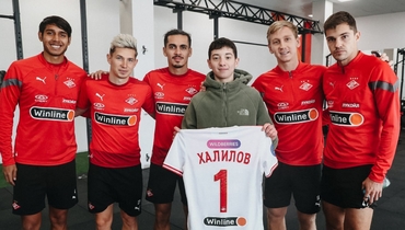 Спасший людей в «Крокусе» Ислам Халилов встретился с футболистами «Спартака».