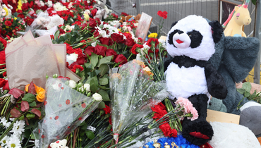 Цветы и игрушки возле «Крокуса» в день общенационального траура.