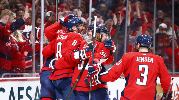 Александр Овечкин (№8) с партнерами после гола в матче «Вашингтон» — «Виннипег».