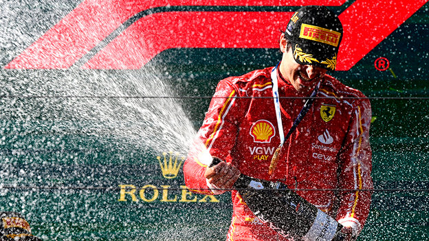 Карлос Сайнс празднует победу на Гран-при Австралии.