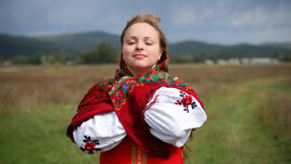 Девушка в русском национальном костюме