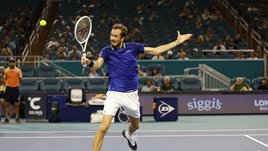 Медведев спасся в сложной ситуации. Россиянин пробился в четвертьфинал, проявив бойцовские качества