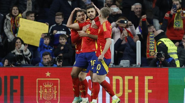 Игроки сборной Испании радуются голу Родри.