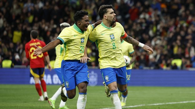 Игроки сборной Бразилии радуются голу в ворота Испании.