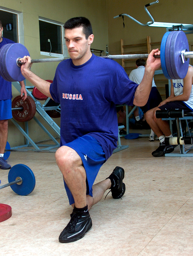 Евгений Пашутин в тренажерном зале.