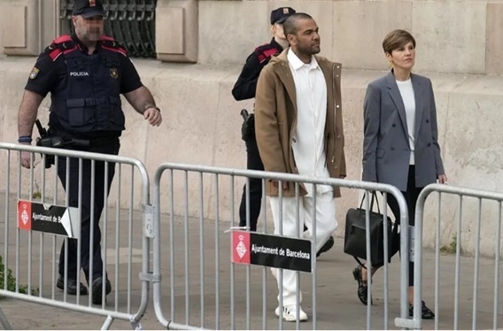 Освобожденный под залог Алвес приехал отметиться в суде.