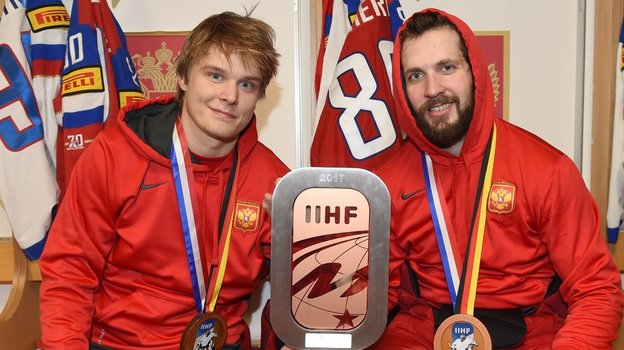 Владислав Наместников (слева) и Никита Кучеров взяли бронзу ЧМ-2017. Хоккеисты Владислав Наместников (слева) и Никита Кучеров.
