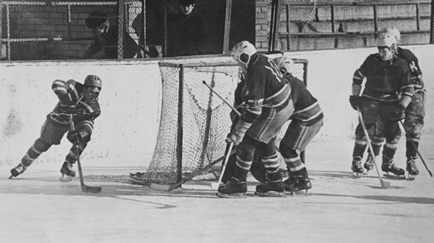 Иван Авдеев (крайний слева).