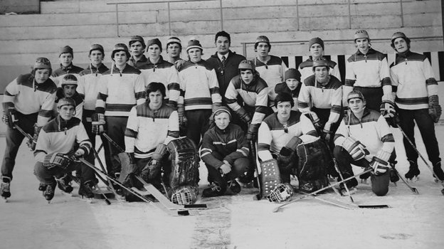 Иван Авдеев (первый слева в среднем ряду).