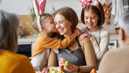 Дети с мамой красят яйца на Пасху