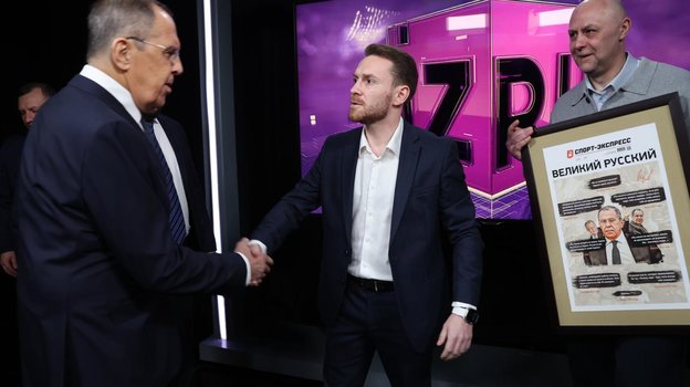 Министр иностранных дел РФ Сергей Лавров, главный редактор «СЭ» Максим Максимов и его заместитель Вячеслав Короткин.