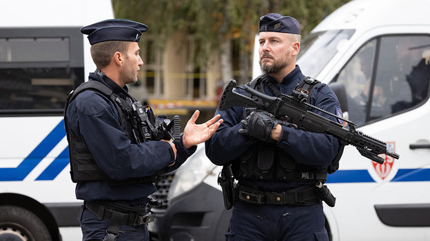 Французские полицейские на улицах Парижа.