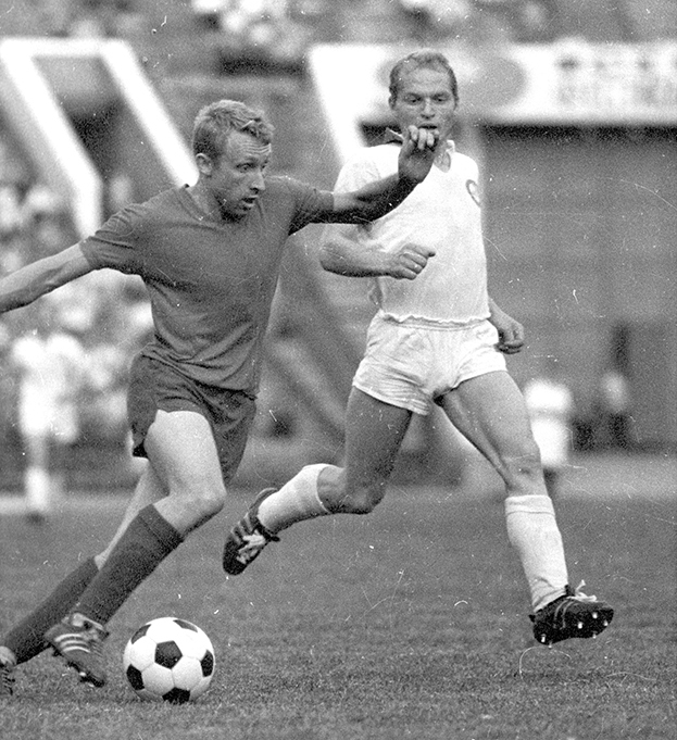 Владимир Федотов (слева) в игре.