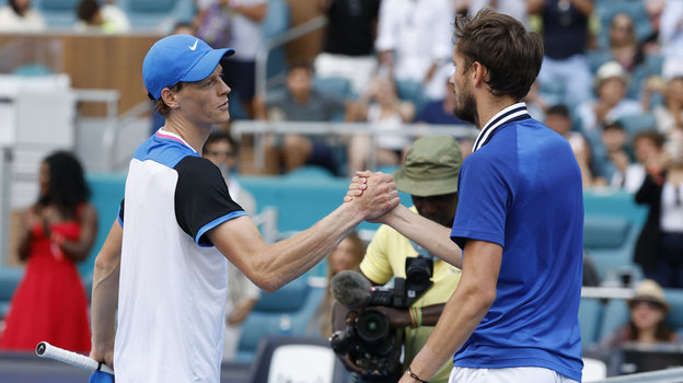 Янник Синнер и Даниил Медведев после матча в Майами.
