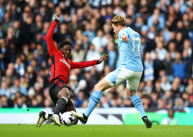 Кобби Майну и Кевин Де Брейне. Футболисты Кобби Майну и Кевин Де Брейне