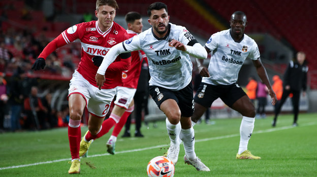 Футболисты Михаил Игнатов и Кики