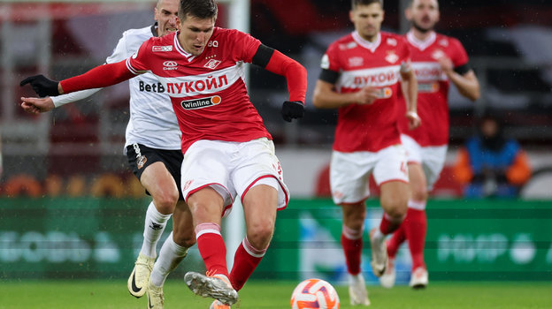 Футболисты Алексей Ионов и Александр Соболев