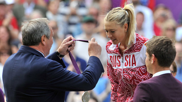 4 августа 2012 года. Мария Шарапова принимает от Шамиля Тарпищева серебряную олимпийскую медаль.