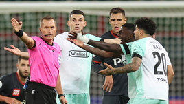 В пользу «Спартака» не назначили пенальти, «Локо» не оставили в меньшинстве. Как работали судьи в 22-м туре РПЛ?