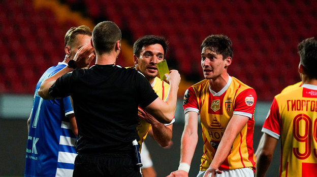 Заур Тарба получает желтую карточку за симуляцию.