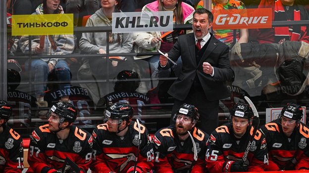 Сергей Звягин и хоккеисты «Авангарда».