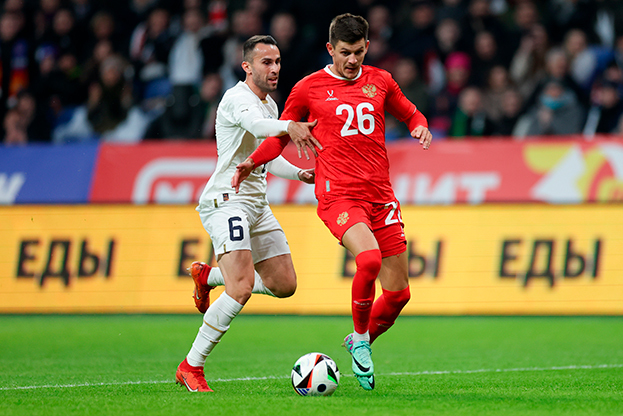 Даниил Хлусевич и Милан Гайич в матче сборных России и Сербии.