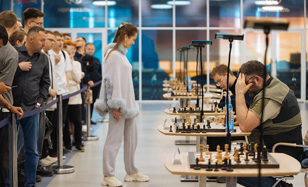 Зоя Арнацкая на сеансе одновременной игры.