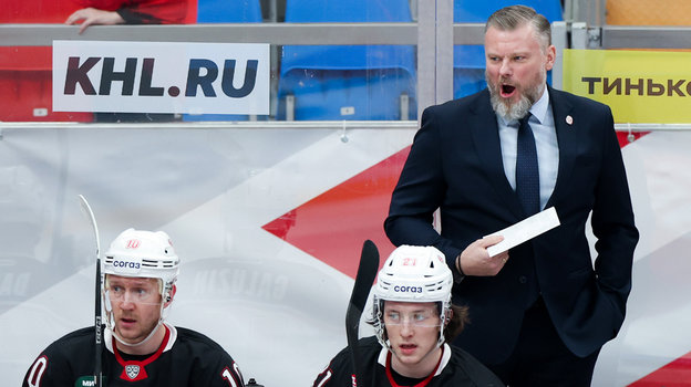 Дмитрий Рябыкин с игроками «Витязя» Владимиром Галузиным и Иваном Савчиком. Дмитрий Рябыкин с игроками «Витязя» Владимиром Галузиным и Иваном Савчиком